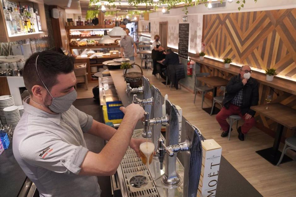 26-02-2021 Un camarero llena un vaso de cerveza en un restaurante durante el primer día de la apertura parcial de la hostelería en Santiago de Compostela, A Coruña, Galicia (España), a 26 de febrero de 2021. La Xunta de Galicia reabre desde hoy parcialmente la hostelería y la movilidad entre municipios en la mayor parte de los ayuntamientos gallegos, esto es, en aquellos que no se encuentran por encima del nivel crítico, donde también podrán reunirse no convivientes.
POLITICA
Álvaro Ballesteros - Europa Press