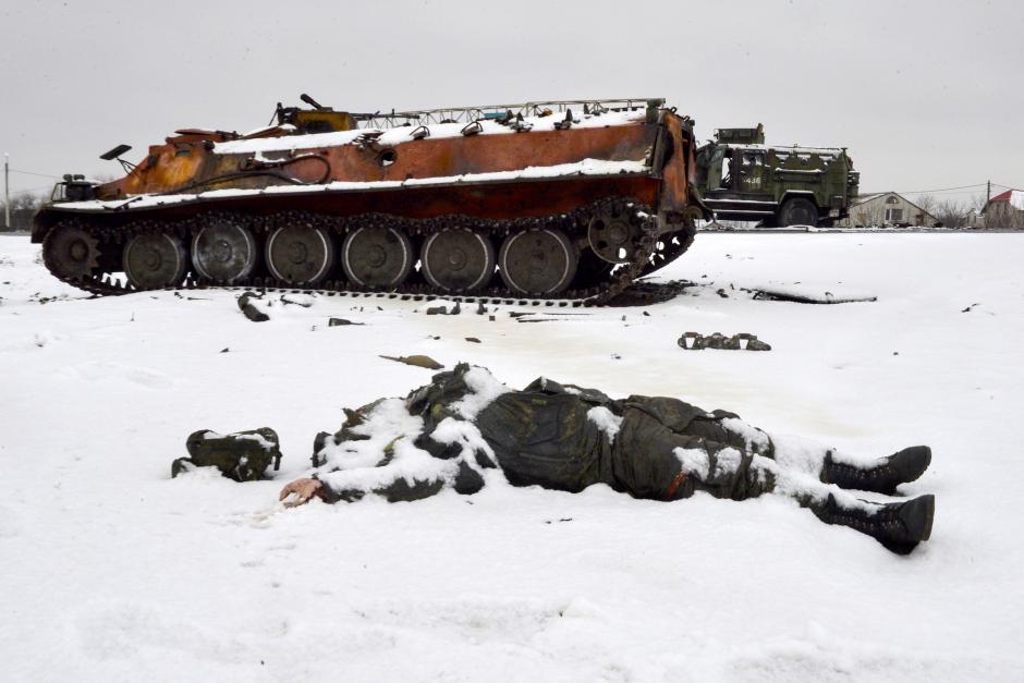 Un cuerpo de un soldado ruso abandonado