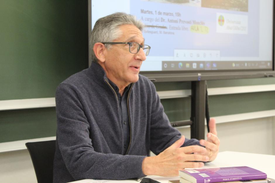 El profesor Antonio Prevosti durante la conferencia en la UAO-CEU
