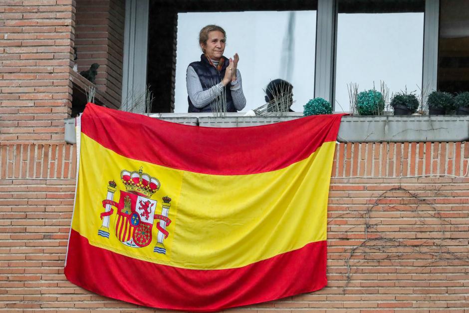 Infanta Elena on balcony applauding the sanitarios in Madrid 16 April, 2020.
homenaje sanitarios balcones / bandera de España