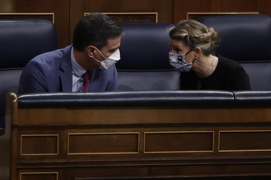 Yolanda Díaz conversa con Sánchez durante el pleno sobre Ucrania