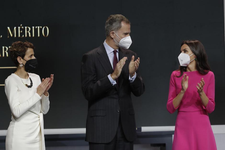 Don Felipe y Doña Letizia, junto a la presidenta de Navarra, María Chivite, aplaudiendo a los premiados durante el acto