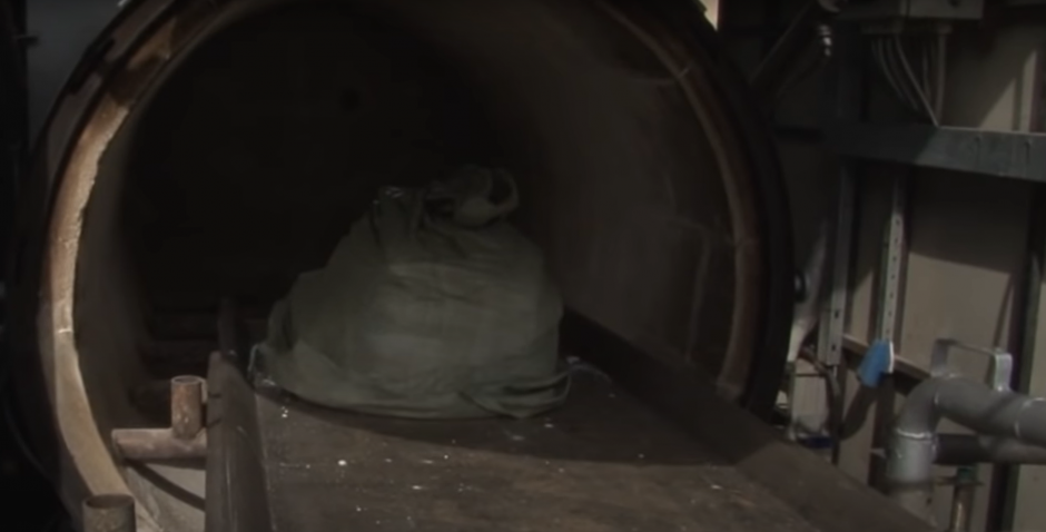Una bolsa se introduce en el crematorio portátil en el vídeo promocional de la empresa rusa Tourmaline