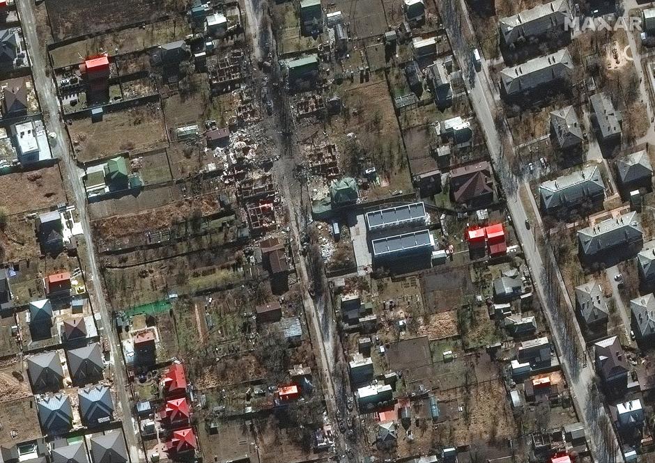 Las poblaciones cercanas a Kiev sufren las consecuencias del avance ruso hacia la capital. En esta fotografía de Bucha, al oeste de Kiev, puede verse la destrucción de las casas y un vehículo militar en una zona residencial.