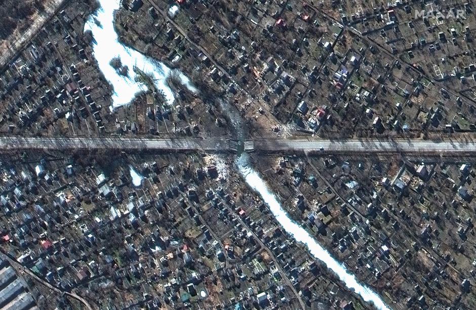 Los combates entre tropas rusas y ucranianas se centran en puntos estratégicos que frenen el avance de Rusia. Esta fotografía muestra un puente destruido en la localidad de Chernígov, al norte de Kiev.
