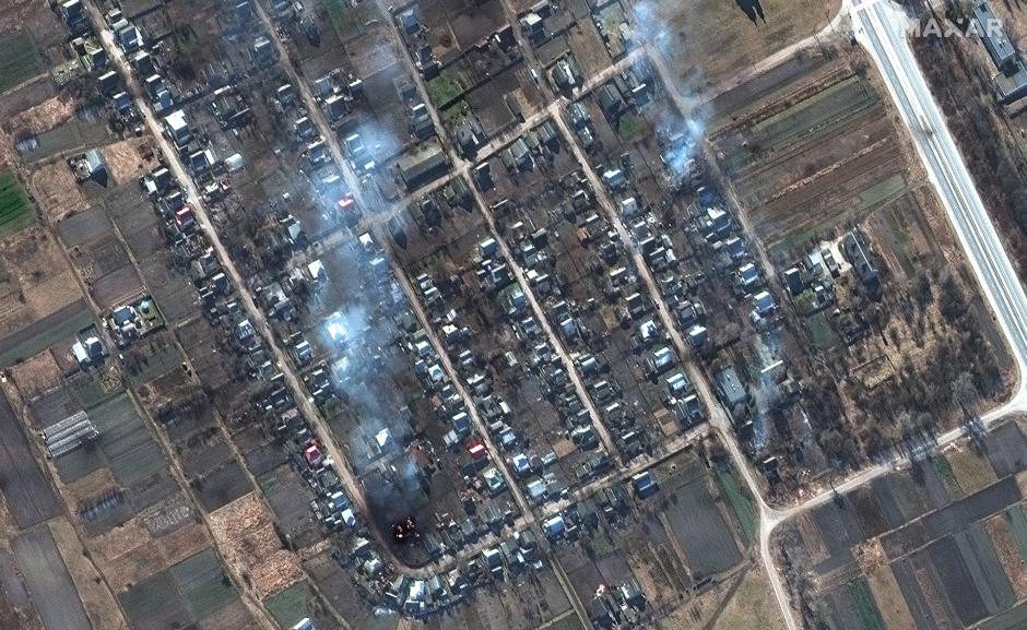 Las consecuencias de los ataques rusos pueden verse sin problemas desde el cielo. En Rivnopillya, muy cerca de Chernígov, todavía quedan restos de los impactos de los proyectiles y casas ardiendo.