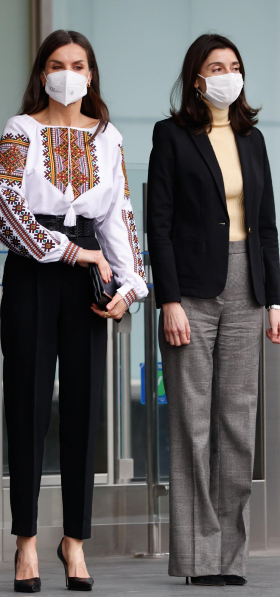 La Reina ha mandado un mensaje de apoyo a Ucrania con una blusa con bordados étnicos y dos borlas al estilo ucraniano