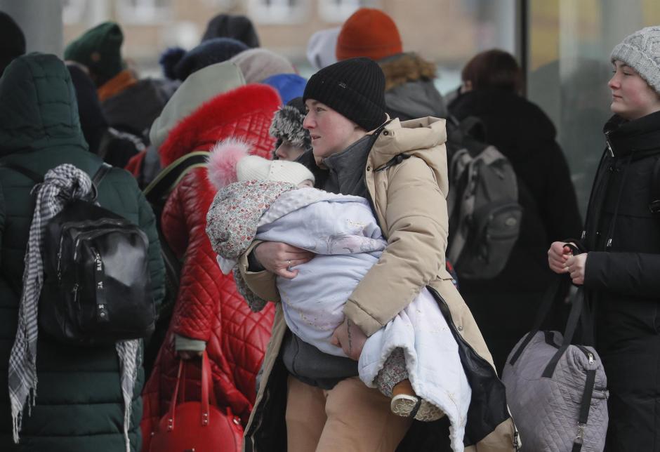 La gente espera para abordar un tren de evacuación en una estación de tren en Kiev (Kiev), Ucrania