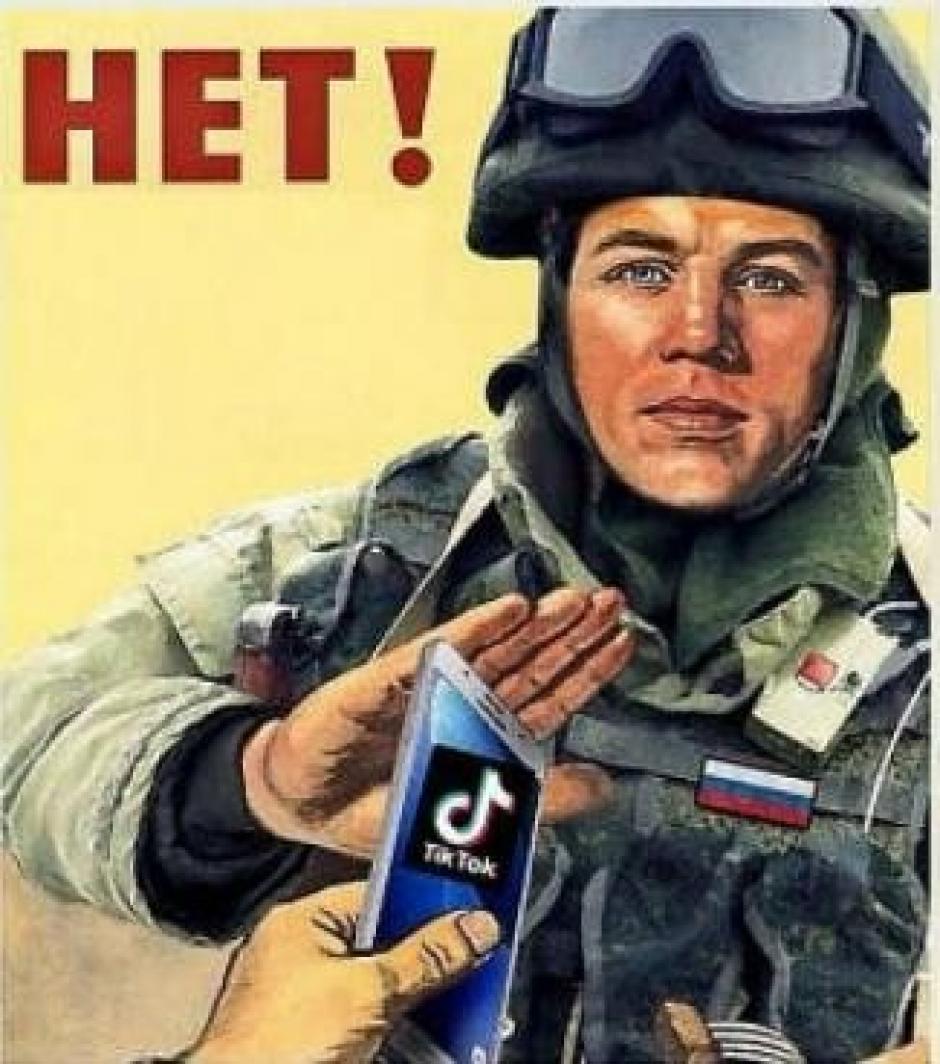 Un cartel en ruso en el que se ve a un soldado rechazando usar TikTok