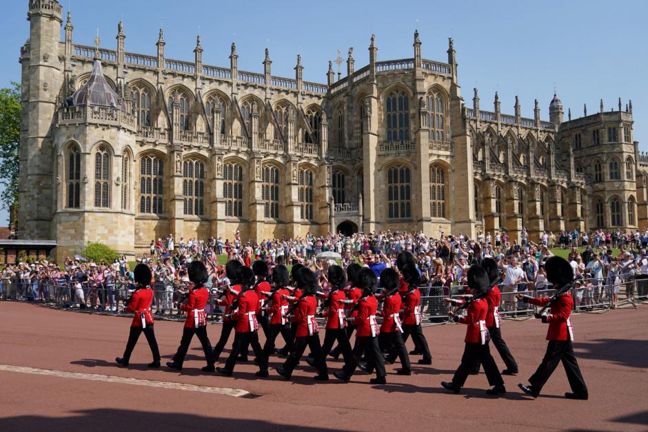El Cambio de Guardia es una de las atracciones turísticas más importantes de Londres. Dura aproximadamente 45 minutos, en los cuales los guardias, coronados por enormes sombreros de pelo, realizan un desfile al ritmo de diferentes temas musicales, tanto militares, como de otros estilos más actuales