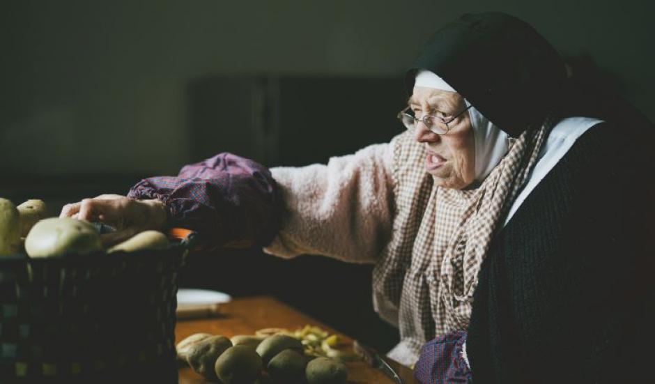 Sor María Isabel Pérez Villasur, en la cocina del monasterio de Santa Clara, Carrión de los Condes