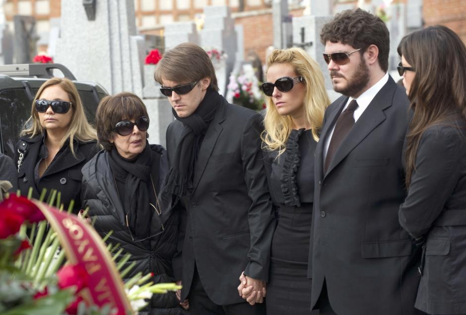 Concha Velasco con sus hijos Manuel y Paco durante el entierro de Paco Marsó