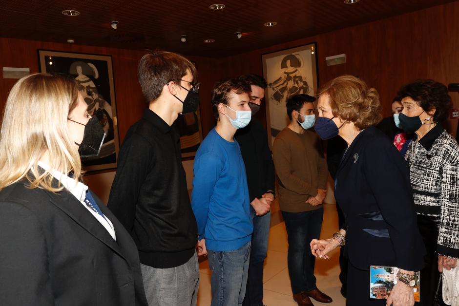 La Reina fue saludada también por alumnos ucranianos de la Escuela Superior