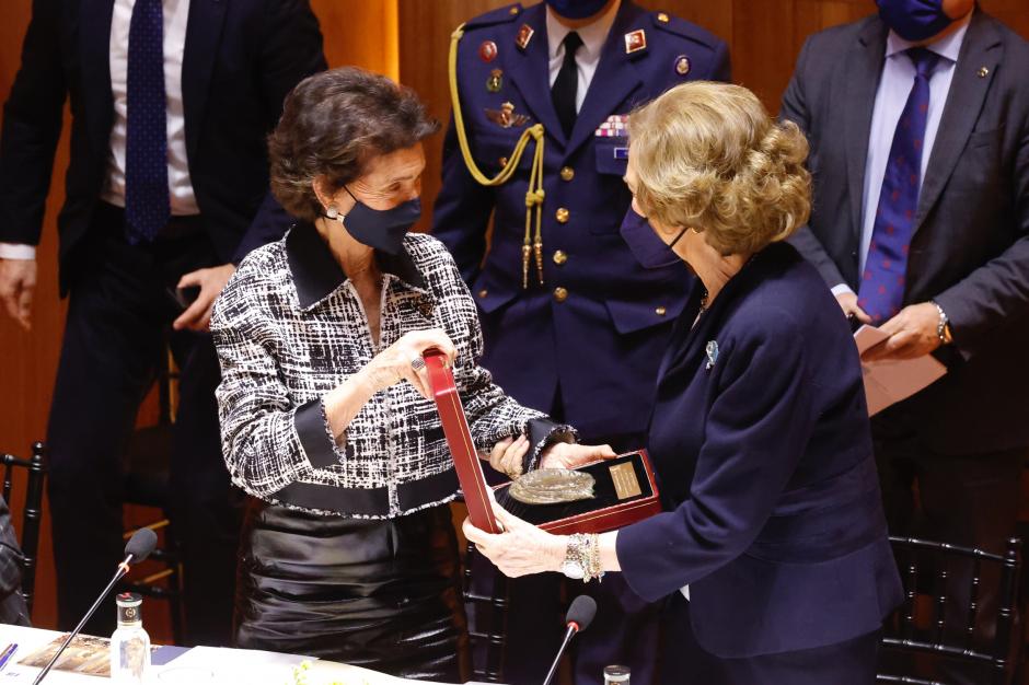 La Reina Sofía ha recibido la Medalla de Honor de la Escuela, que goza de un amplio reconocimiento internacional y con estudiantes de todas las nacionalidades