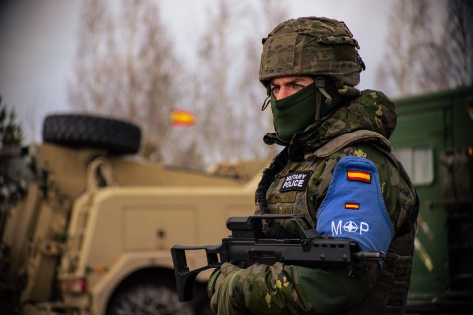Un soldado español en las maniobras Crystal Arrow en Letonia