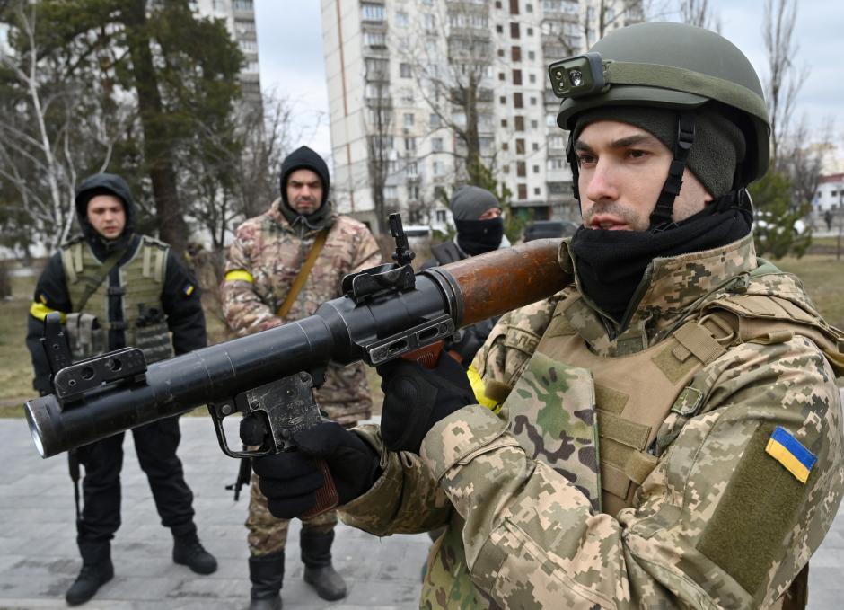 Los miembros de las Fuerzas de Defensa Territorial de Ucrania examinan nuevo armamento, incluidos los sistemas antitanque NLAW y otros lanzagranadas antitanque portátiles