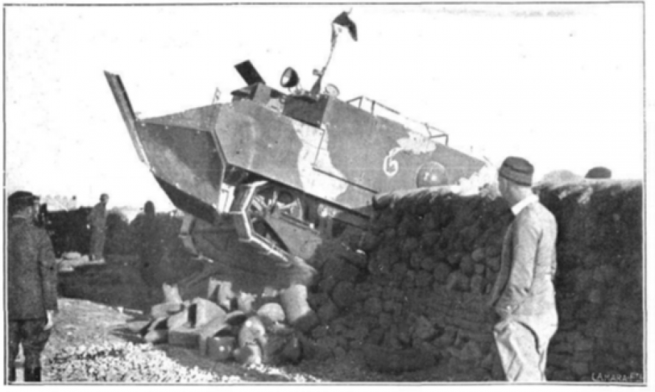 Carro de asalto de Artillería haciendo prácticas en el campamento de Dar-Drius.