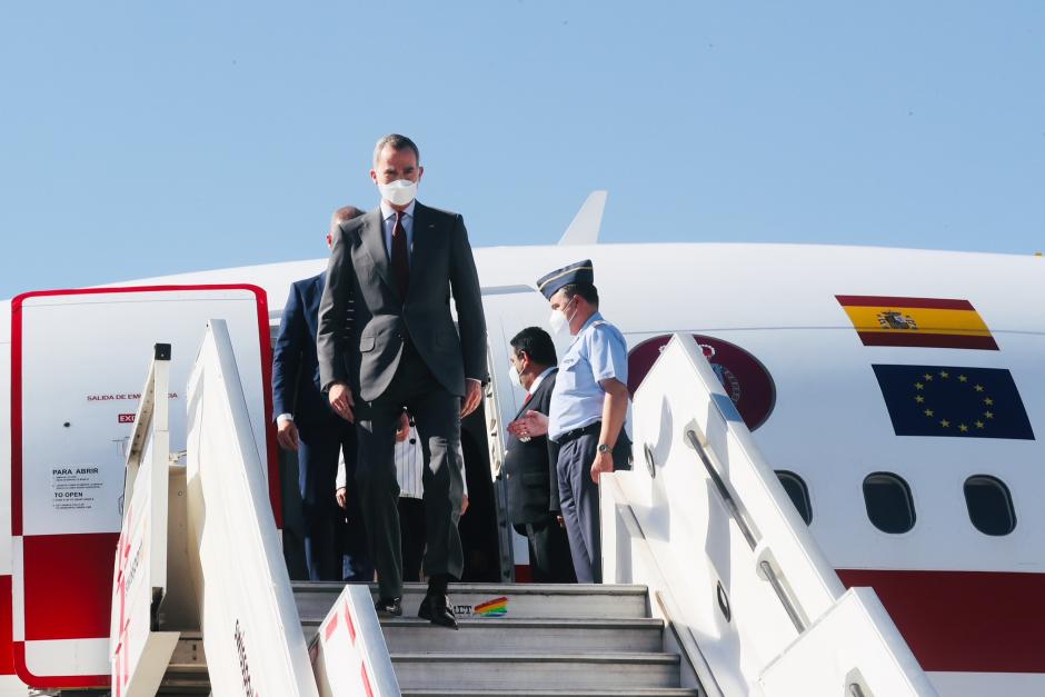 Felipe VI, bajando del avión este jueves por la mañana en Santiago de Chile