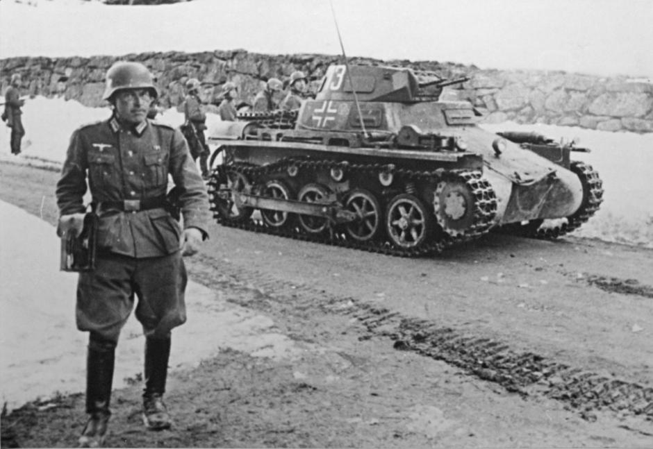 El capitán H. Stemmer ante un Panzer I