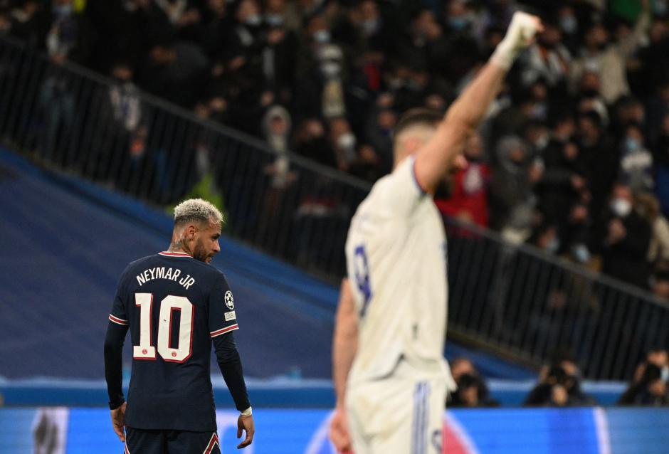 Benzema celebra un gol con Neymar al fondo