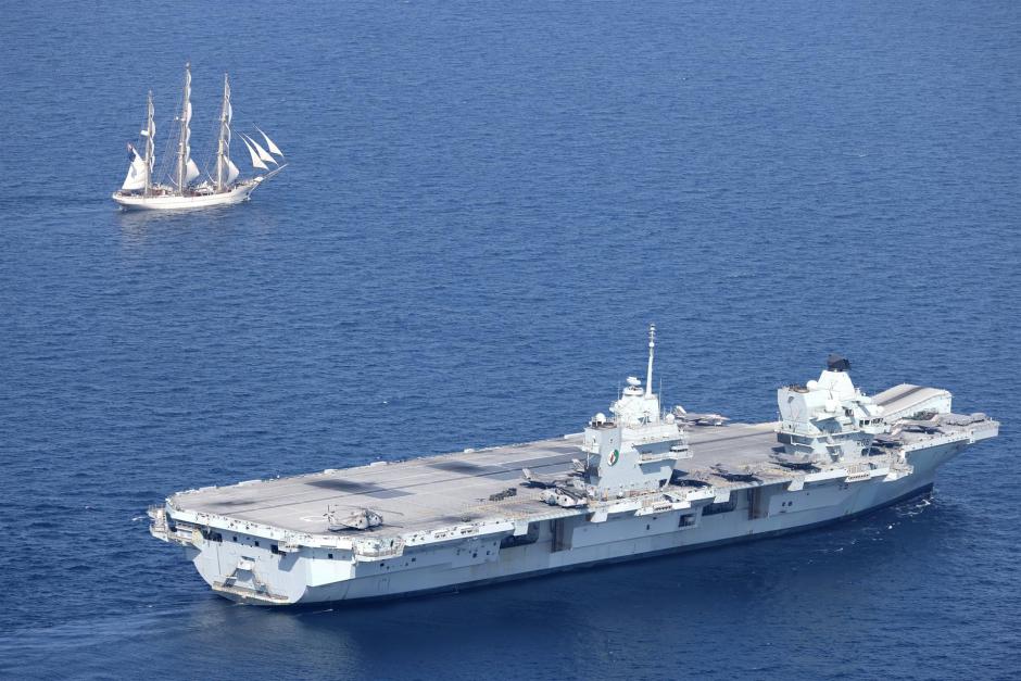 Los buques HMS Queen Elizabeth y RNOV Shabab Oman II