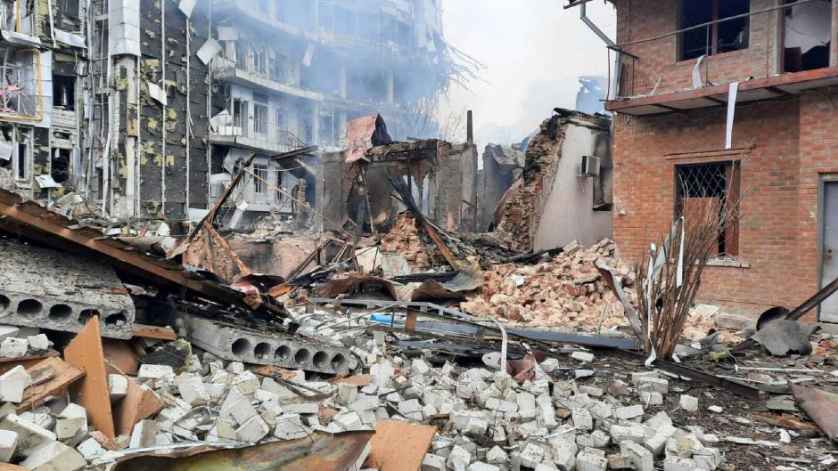 Viviendas destruidas por los bombardeos del ejército ruso en la región ucraniana de Járkov