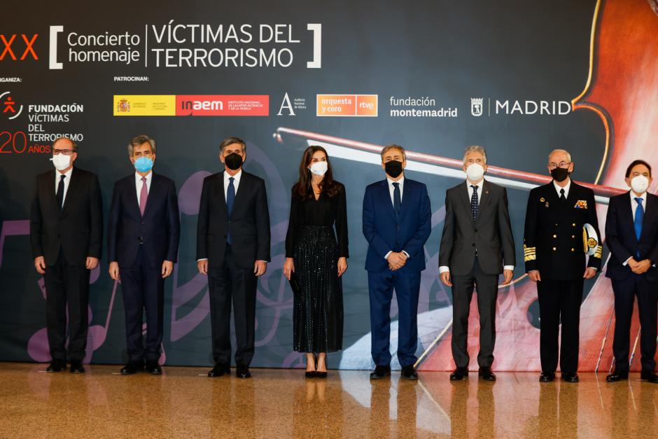 Doña Letizia ha presidido el acto en homenaje de las víctimas del terrorismo, acompañada por varias autoridades españolas