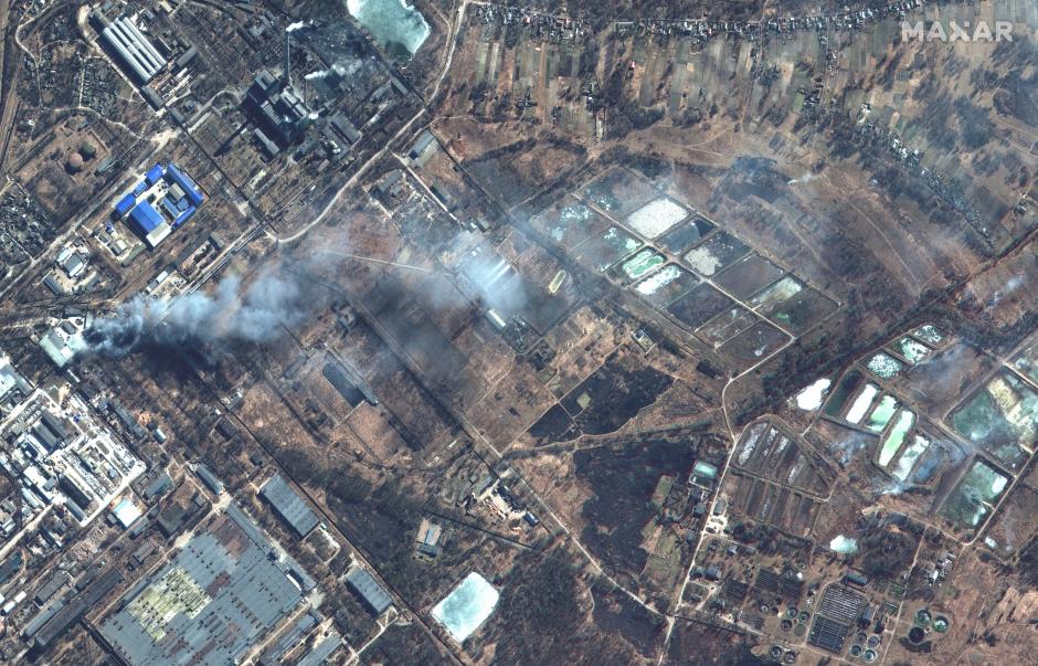 Chernígov está siendo una de las poblaciones más afectadas por los ataques rusos, en la imagen de satélite pueden verse las columnas de humo provocadas por los bombardeos contra edificios.