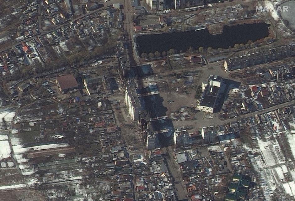 Las imágenes permiten certificar el ataque contra la población civil. La fotografía satélite muestra un edificio residencial destruid en Borodyanka, al noroeste de Kiev.