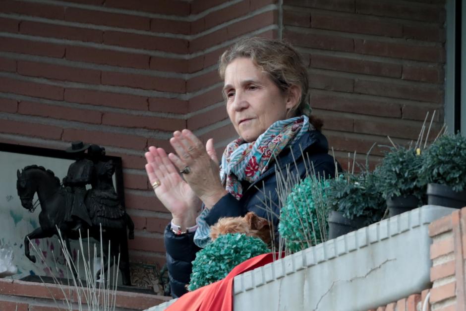 La Infanta Elena de Borbon aplaudiendo a los sanitarios en el balcón en Madrid