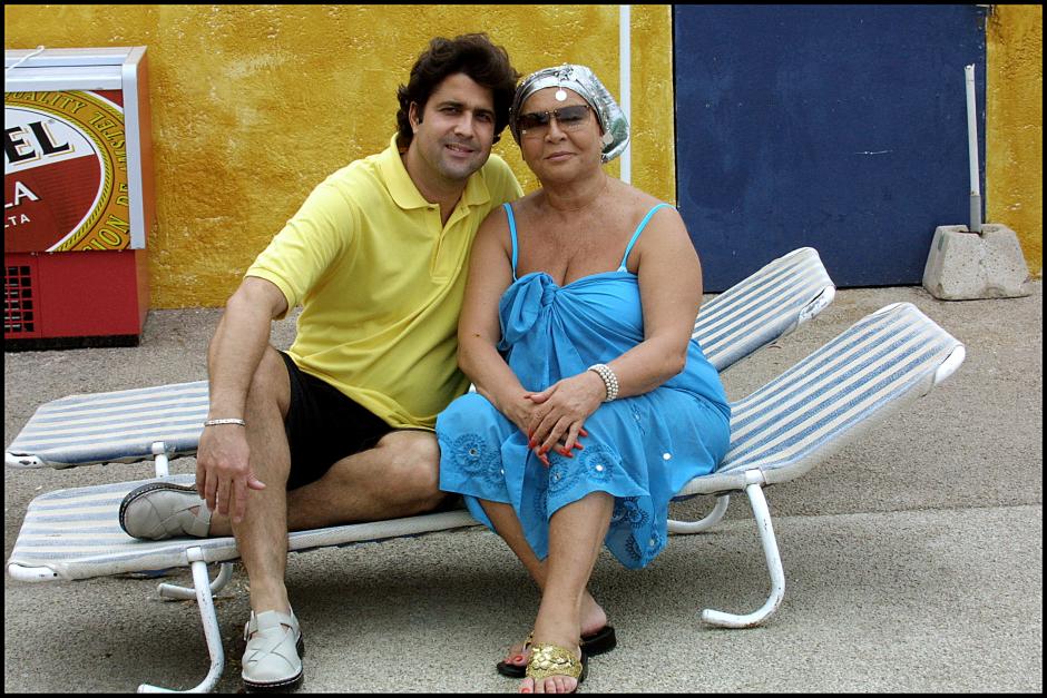 Posado de Sara Montiel y Toni Hernández en 2002.