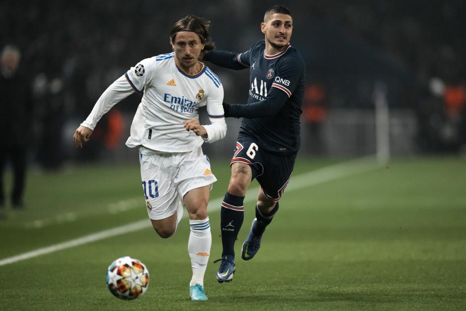 Modric controla el balón por delante de Verratti