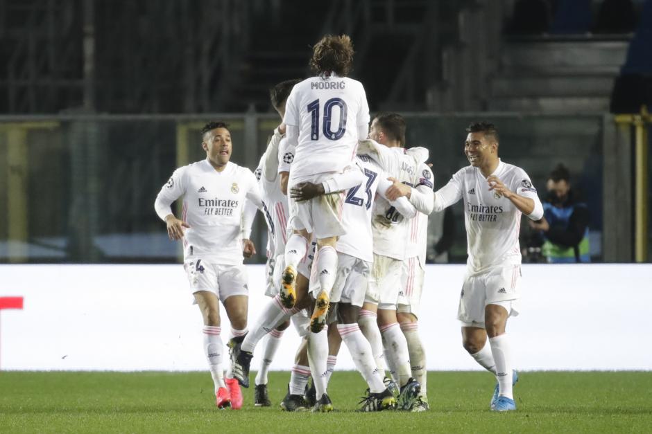 Modric celebra un gol con sus compañeros