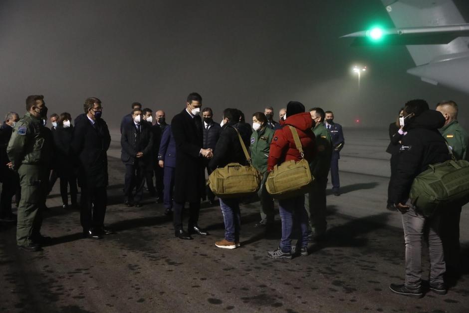 El presidente del Gobierno, Pedro Sánchez, recibe a la tripulación del Villa de Pitanxo a su llegada al aeródromo militar de Santiago