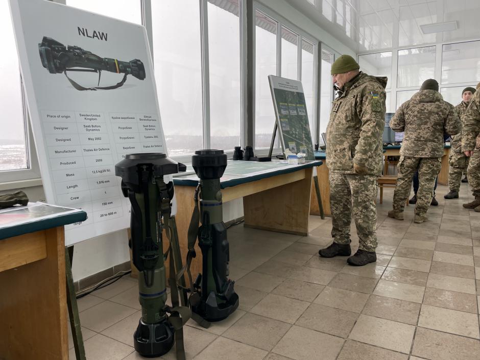 Un militar ucraniano observa armas antitanque sueco-británicas en el campo de tiro del Centro Internacional para el Mantenimiento de la Paz y la Seguridad, cerca de Leópolis