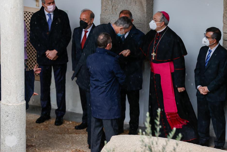 Felipe VI realiza una genuflexión al arzobispo de Toledo, Francisco Cerro, a su llegada al Museo toledano