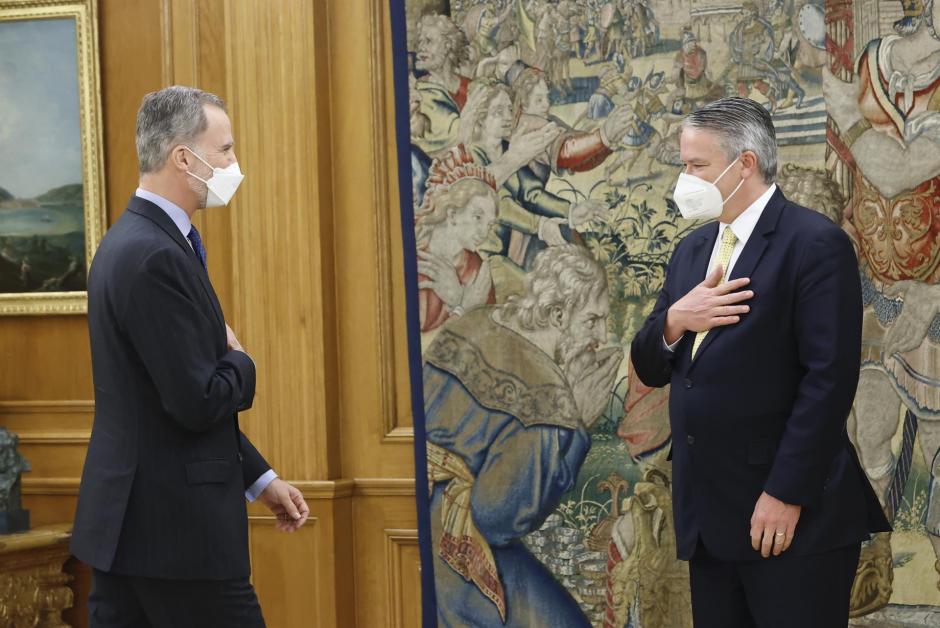 Felipe VI saluda al presidente de la OCDE, a su llegada a La Zarzuela