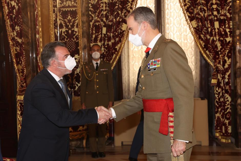El Rey recibe el saludo del presidente del Observatorio de la Vida Militar, Ricardo García García