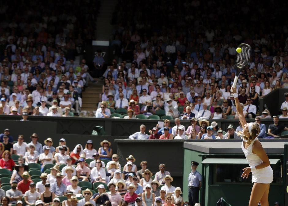 La tenista rusa Victoria Azarenka realiza un saque en Wimbledon