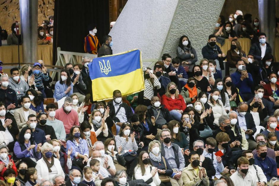 Una bandera ucraniana elevada entre la multitud en la audiencia
