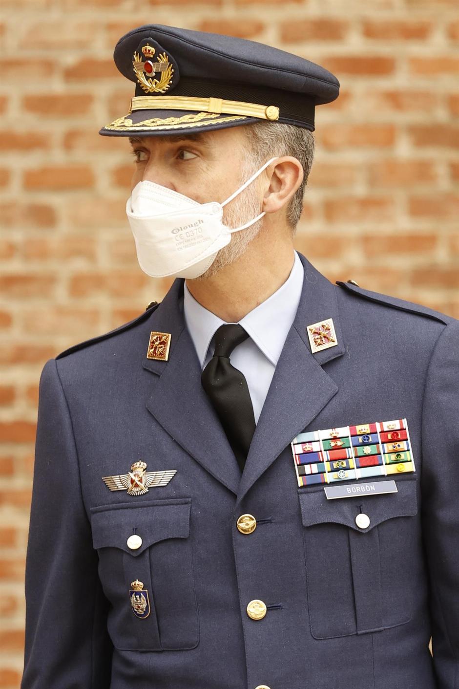 El rey Felipe VI durante su visita este miércoles la Escuela de Técnicas de Mando, Control y Telecomunicaciones (EMACOT) situada en la base aérea de Cuatro Vientos en Madrid