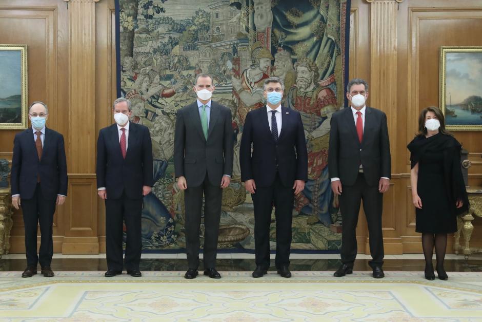 Los equipos diplomáticos de Croacia en España, así como el equipo del mandatario croata, junto al Rey