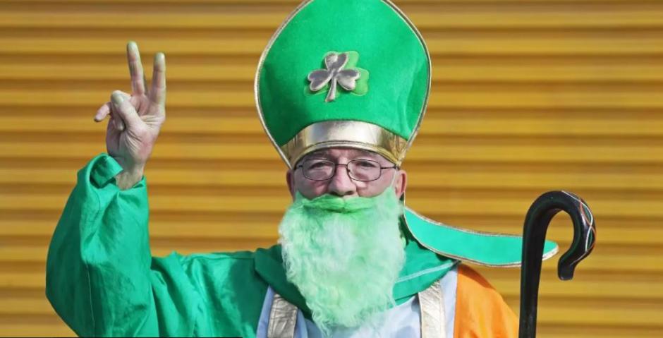 Un hombre disfrazado de san Patricio el día de su conmemoración como patrón de Irlanda