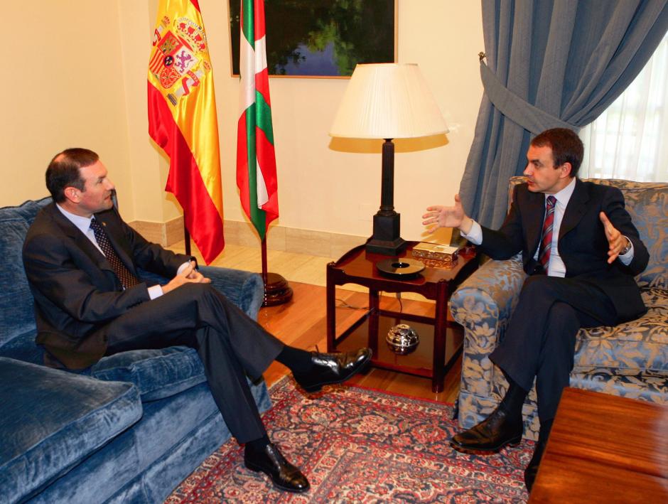 Reunión entre el presidente Zapatero y el lehendakari Ibarretxe en La Moncoa, mayo de 2005