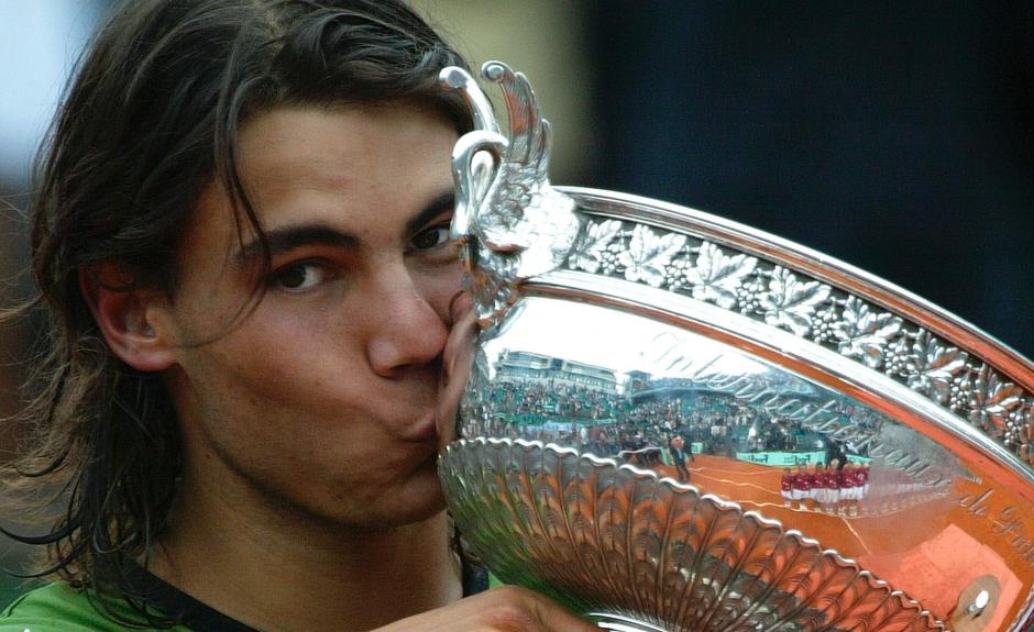 Rafa Nadal besa su primer Roland Garros en 2005
