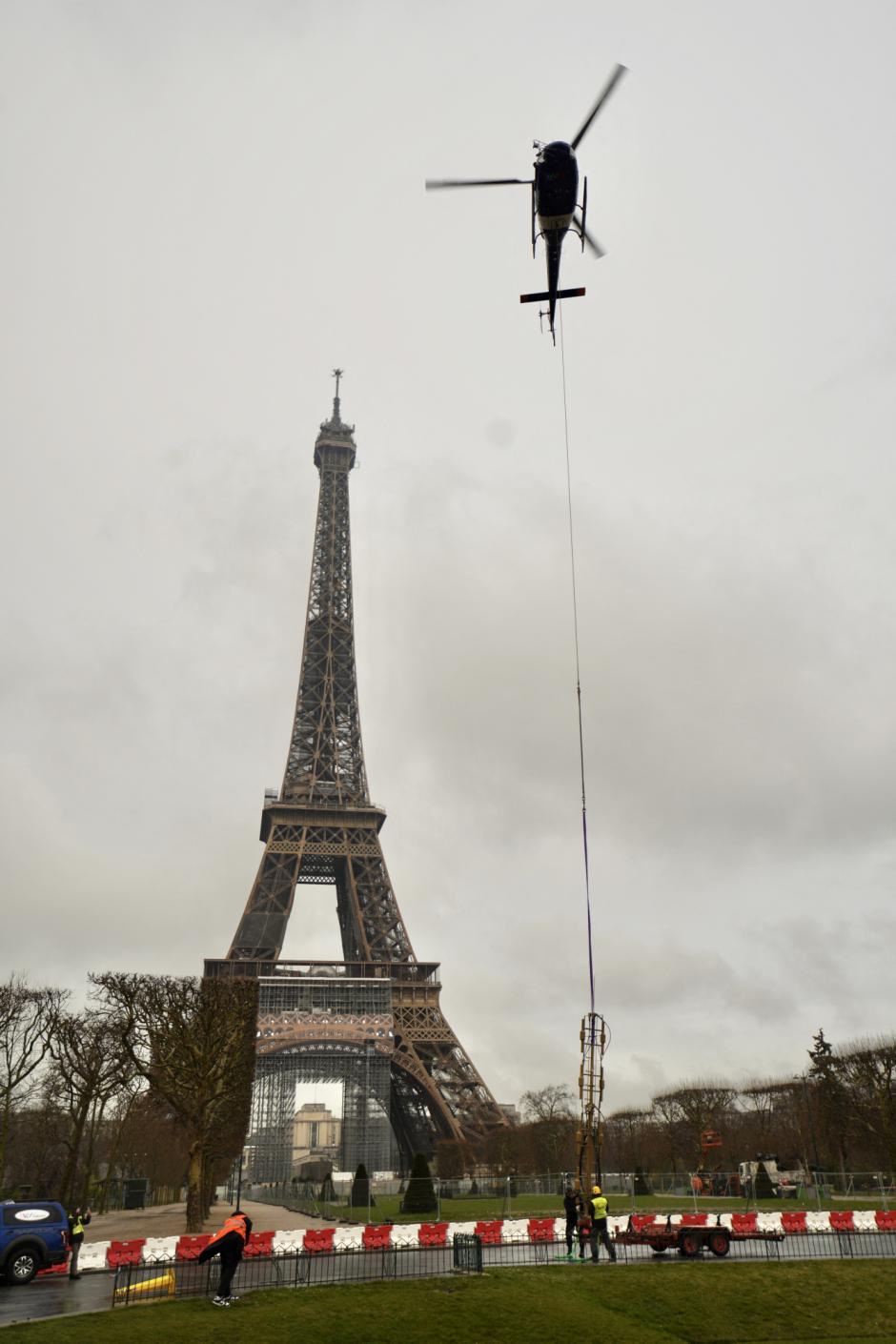 A new antenna is installed by a Eurocopter AS355N Ecureuil 2 at the top of the Eiffel Tower on March 15, 2022 in Paris, France.