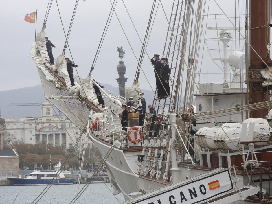 Parte de la tripulación del buque escuela Juan Sebastián Elcano con la estatua de Colón al fondo