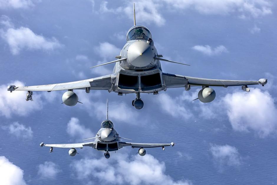 Entrenamiento de Eurofighter y F-18 en Canarias