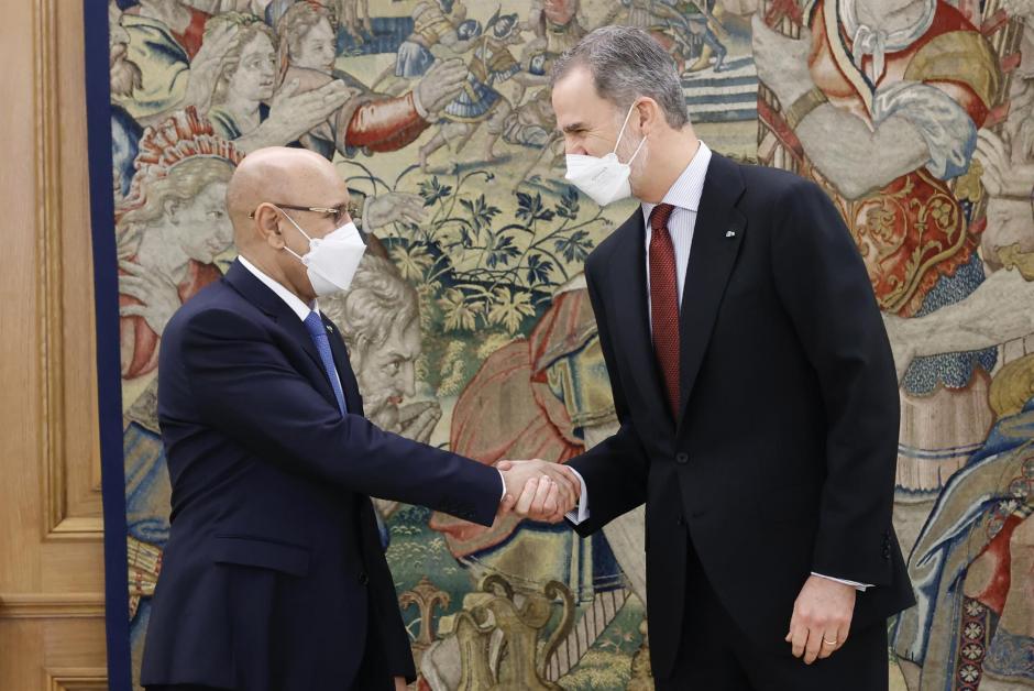 Felipe VI estrecha la mano al presidente mauritano, antes de mantener un encuentro en el Palacio de la Zarzuela