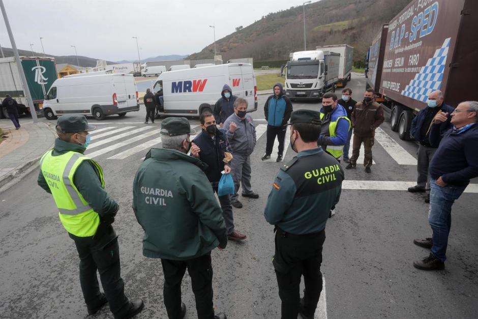 Camioneros parados en Pedrafita do Cebreiro negocian con varios agentes de la Guardia Civil su escolta hasta sus respectivos destinos